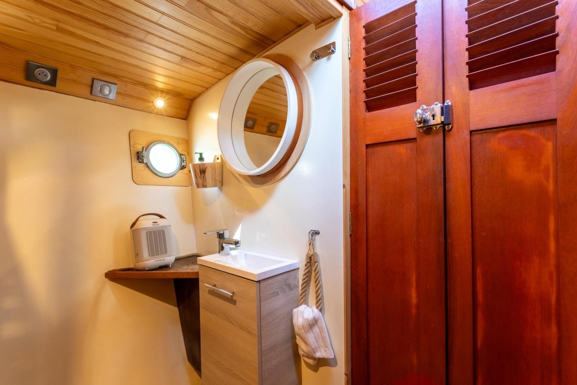 Bateau Le Nubian Hotel Narbonne Exterior photo
